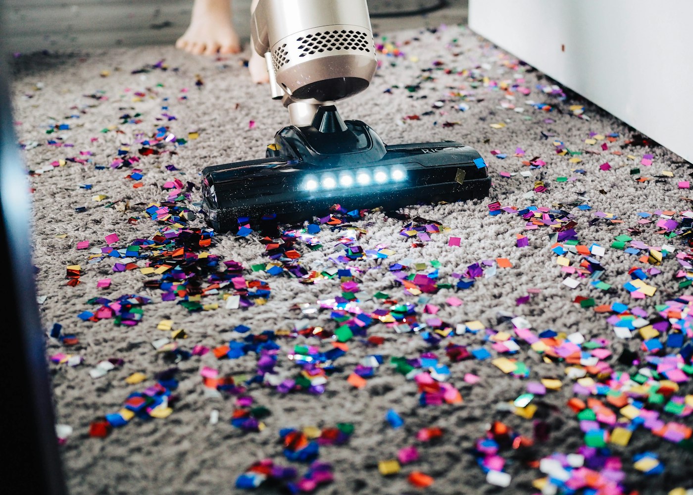 Vacuum head cleaning a carpet